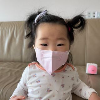 애니가드키즈 새부리형 KF94  5컬러 각 10매입 [화이트, 블랙, 크리미베이지, 코튼핑크, 그레이] 3-6세 — 5점을 준 리뷰어가 2022년 2월 올린 사용 사진