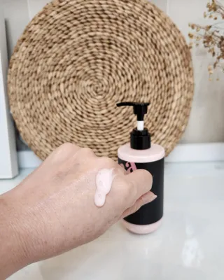 난나 살몬 스파이더 검버섯 미백 톤업 화이트닝 연어 앰플 크림 300ml 대용량 — 5점을 준 리뷰어가 2022년 11월 올린 사용 사진