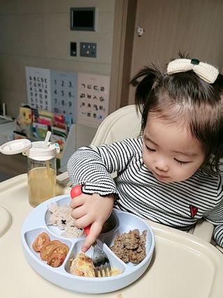 유비맘 캐릭터 실리콘 흡착 식판_색상 랜덤발송 — 5점을 준 리뷰어가 2021년 1월 올린 사용 사진