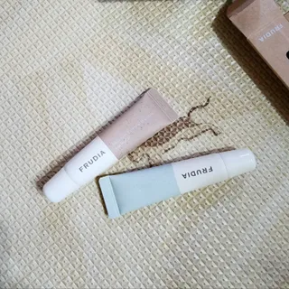 [후르디아] 올리브영 착한보습 비건 립버터 2종 — 5점을 준 리뷰어가 2022년 12월 올린 사용 사진