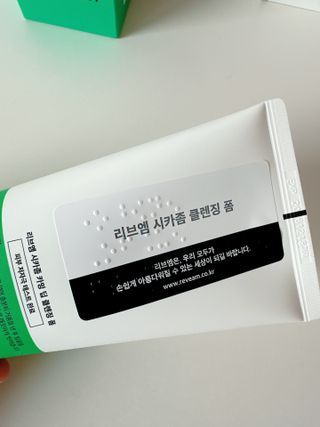 나우 [리브엠] 화해 1등 각질 클렌저! 시카좀 카밍 딥 클렌징 폼 — 5점을 준 리뷰어가 2024년 12월 올린 사용 사진