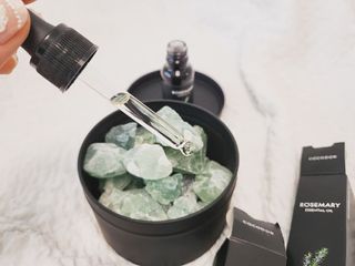 [코코도르] 스톤 에센셜 디퓨저 세트 (틴케이스+스톤+에센셜오일 20ml*2ea) — 5점을 준 리뷰어가 2024년 9월 올린 사용 사진