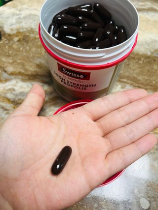 Swisse 스위스 고함량 프로폴리스 2,000mg 210정 — 5점을 준 리뷰어가 2021년 11월 올린 사용 사진