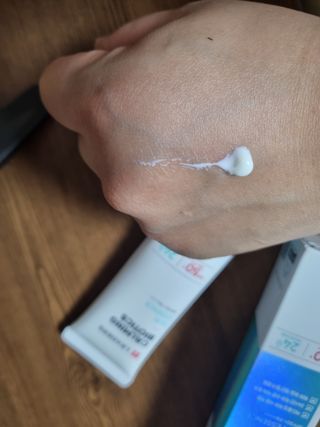 리더스코스메틱 리더스 카밍 바이오틱스 선 에센스 SPF 50+ PA++++ — 4점을 준 리뷰어가 2022년 8월 올린 사용 사진