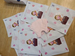 [블루 본 아이노우] 유아용 컬러마스크 40 PCS SET 2중 택 1 — 5점을 준 리뷰어가 2021년 4월 올린 사용 사진