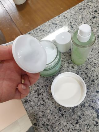 김정문알로에 큐어 큐어 알로에 리프레쉬 젤리 세럼, 큐어 알로에 하이드로 젤리 크림 — 5점을 준 리뷰어가 2021년 2월 올린 사용 사진