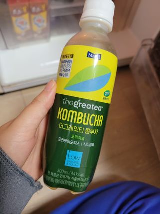 더그레잇티 콤부차 [매일유업] 더그레잇티 44kcal 콤부차 300ml *12개입 (오리지널 6개+베리리치 6개) — 1점을 준 리뷰어가 2023년 9월 올린 사용 사진