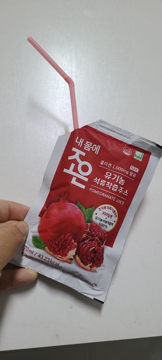 농업회사법인조은 유기농 석류 NFC 착즙주스 70ml 30포 — 5점을 준 리뷰어가 2021년 10월 올린 사용 사진