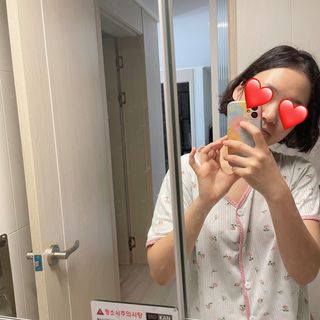 틱톡 [후르디아] 백탁NO! 화잘먹 수분광 선 에센스✨ — 4점을 준 리뷰어가 2023년 6월 올린 사용 사진