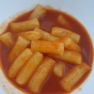 유비쿡 컵떡볶이 매운컵떡볶이2개/ 짜장컵떡볶이 2개  총 4개세트 — 5점을 준 리뷰어가 2021년 3월 올린 사용 사진
