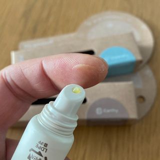 [후르디아] 올리브영 착한보습 비건 립버터 2종 — 5점을 준 리뷰어가 2022년 12월 올린 사용 사진