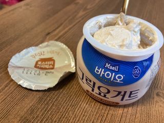 매일바이오 그릭요거트 오리지널 플레인 4개, 로스터리 커피믹스 4개 — 5점을 준 리뷰어가 2021년 12월 올린 사용 사진