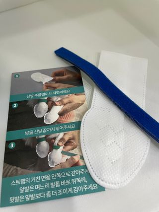 코보콩 에어슈즈 강아지 일회용 신발 소용량 패키지 20매 초경량  미끄럼방지 실내외 겸용 — 3점을 준 리뷰어가 2022년 2월 올린 사용 사진
