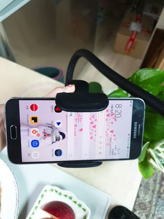 맥스퍼 단단한 집게형 침대 휴대폰 자바라 거치대 — 5점을 준 리뷰어가 2021년 12월 올린 사용 사진