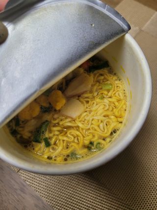 NISSIN 닛신 컵누들  4종 - 씨푸드오리지날, 씨푸드 스파이시, 씨푸드 커리, 씨푸드 XO소스 — 3.5점을 준 리뷰어가 2022년 4월 올린 사용 사진