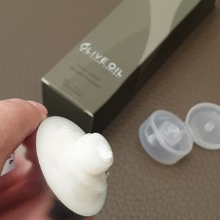 올리브 오일 스킨케어 컴퍼니 [OOSC] 보송보송한 내추럴리 너리시드 핸드크림 125ml — 4점을 준 리뷰어가 2021년 5월 올린 사용 사진