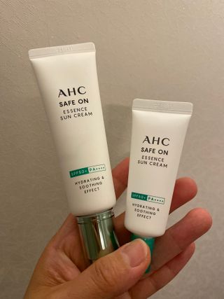 [AHC] 세이프온 에센스 선크림 올리브영 스페셜 증정 기획세트 — 3.5점을 준 리뷰어가 2022년 6월 올린 사용 사진