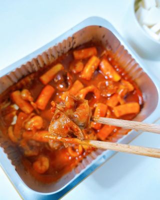 화끈한녀석들 새오똥400g 새우,오징어,똥집 볶음요리 소스,밀떡, 참기름 포함 — 5점을 준 리뷰어가 2022년 11월 올린 사용 사진