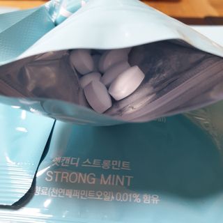 입 냄새 완화에 도움을 주는 에티켓 캔디 앳캔디 스트롱민트 — 4점을 준 리뷰어가 2021년 2월 올린 사용 사진