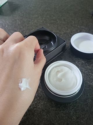 오투에니원 갈락토미세스 비타민 C 프리미엄 블랙스완 크림 50g — 5점을 준 리뷰어가 2022년 12월 올린 사용 사진