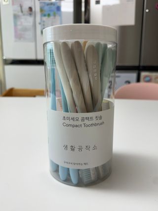 생활공작소 [네이버구매평] 미세모 콤팩트 칫솔 부드러운칫솔 치과칫솔 교정용 24개 — 5점을 준 리뷰어가 2025년 5월 올린 사용 사진