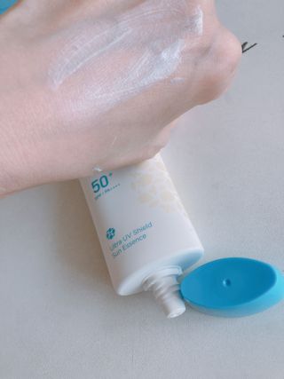 틱톡 [후르디아] 백탁NO! 화잘먹 수분광 선 에센스✨ — 4.5점을 준 리뷰어가 2023년 5월 올린 사용 사진