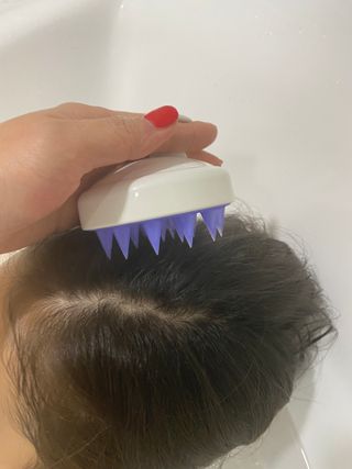 유메이 웰니스 샴푸 + 유메이 스칼프 브러쉬 — 5점을 준 리뷰어가 2022년 1월 올린 사용 사진