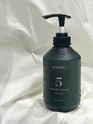르핸스 퍼포밍 5 샴푸 비반트 포렛/베티버 포그 — 3.5점을 준 리뷰어가 2023년 3월 올린 사용 사진