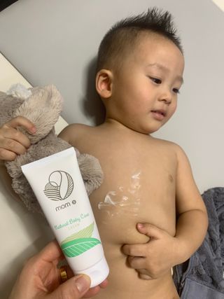 mom e 맘이 내추럴 베이비 케어 크림+바디오일 — 5점을 준 리뷰어가 2021년 1월 올린 사용 사진