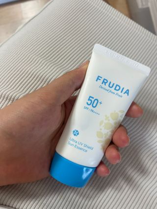 틱톡 [후르디아] 백탁NO! 화잘먹 수분광 선 에센스✨ — 5점을 준 리뷰어가 2023년 8월 올린 사용 사진
