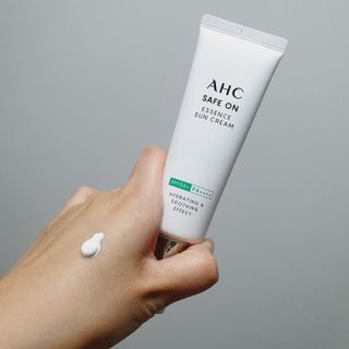 [AHC] 세이프온 에센스 선크림 올리브영 스페셜 증정 기획세트 — 4점을 준 리뷰어가 2022년 6월 올린 사용 사진