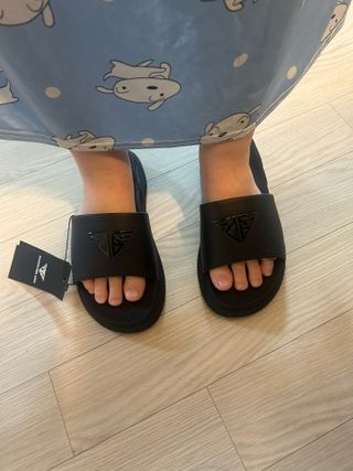[쿠팡] 다운블로우 국내생산 기능성 아치 서포트 쿠셔닝 슬라이드 슬리퍼 DB 1400 (블랙) — 5점을 준 리뷰어가 2025년 3월 올린 사용 사진