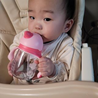 유비맘 트라이탄 코니빨대컵_컬러 랜덤 발송 — 5점을 준 리뷰어가 2020년 12월 올린 사용 사진