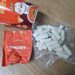 유비쿡 컵떡볶이 매운컵떡볶이2개/ 짜장컵떡볶이 2개  총 4개세트 — 3점을 준 리뷰어가 2021년 3월 올린 사용 사진