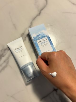[스킨1004] 마다가스카르 센텔라 히알루-시카 워터핏 선세럼 50ml — 5점을 준 리뷰어가 2024년 5월 올린 사용 사진