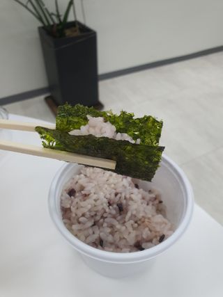 [해림맛김] 들기름에 구운 바삭바삭 김 4종 세트 + 1종 랜덤발송 총5개입 — 5점을 준 리뷰어가 2021년 2월 올린 사용 사진