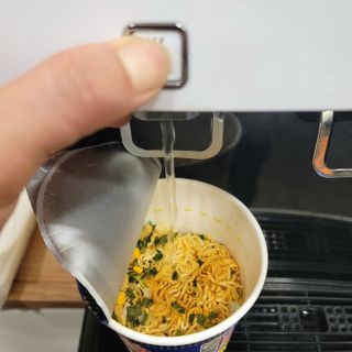 NISSIN 닛신 컵누들  4종 - 씨푸드오리지날, 씨푸드 스파이시, 씨푸드 커리, 씨푸드 XO소스 — 5점을 준 리뷰어가 2022년 11월 올린 사용 사진