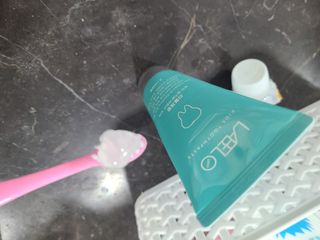 치과에서 쓰는 치약 _ 라벨제로 저불소 꼬마, 키즈, 유아, 베이비, 주니어 안전한 어린이치약 — 5점을 준 리뷰어가 2023년 2월 올린 사용 사진