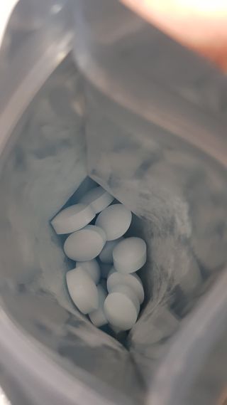 입 냄새 완화에 도움을 주는 에티켓 캔디 앳캔디 스트롱민트 — 5점을 준 리뷰어가 2021년 1월 올린 사용 사진