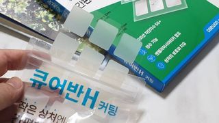 [큐어반H 커팅] 간편하게 떼서 쓰는 자외선차단 습윤밴드 (1팩/30매입) — 5점을 준 리뷰어가 2022년 11월 올린 사용 사진