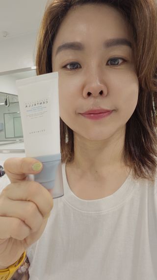 [스킨1004] 마다가스카르 센텔라 히알루-시카 워터핏 선세럼 50ml — 5점을 준 리뷰어가 2024년 5월 올린 사용 사진