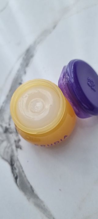 틱톡 [후르디아] 튼입술해결템 올리브영 블루베리 하이드레이팅 허니 립밤 — 5점을 준 리뷰어가 2023년 12월 올린 사용 사진