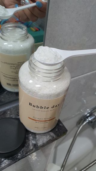 버블데이 아로마/과일 거품 입욕제 — 5점을 준 리뷰어가 2021년 7월 올린 사용 사진