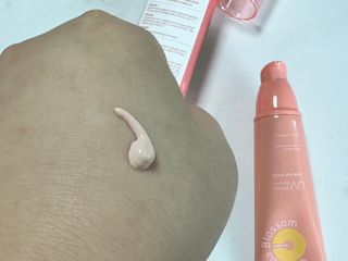제주인디 카멜리아 블러썸 선크림 — 5점을 준 리뷰어가 2023년 9월 올린 사용 사진