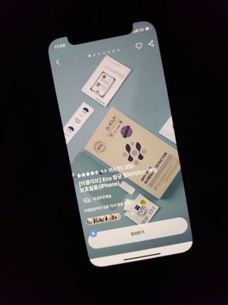 아클리브 Eco 항균 항바이러스 액정 보호필름(iPhone) — 4점을 준 리뷰어가 2022년 8월 올린 사용 사진