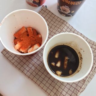유비쿡 컵떡볶이 매운컵떡볶이2개/ 짜장컵떡볶이 2개  총 4개세트 — 5점을 준 리뷰어가 2021년 4월 올린 사용 사진
