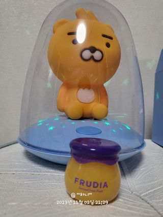 틱톡 [후르디아] 튼입술해결템 올리브영 블루베리 하이드레이팅 허니 립밤 — 5점을 준 리뷰어가 2023년 11월 올린 사용 사진