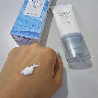 [스킨1004] 마다가스카르 센텔라 히알루-시카 워터핏 선세럼 50ml — 5점을 준 리뷰어가 2024년 5월 올린 사용 사진