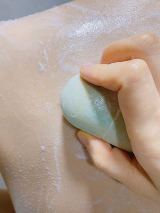 제이제이바이오 허브마사지바 올인원 알약비누 — 4점을 준 리뷰어가 2022년 3월 올린 사용 사진