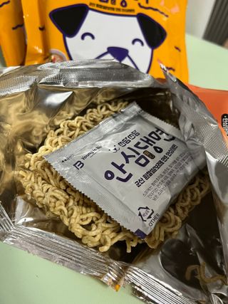 안심댕면 강아지라면 5봉지+쓰담쓰담 종합영양제 2스틱 샘플 증정 — 5점을 준 리뷰어가 2022년 8월 올린 사용 사진